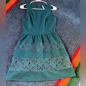 Target xhilaration sleeveless forest green dress, lace detail